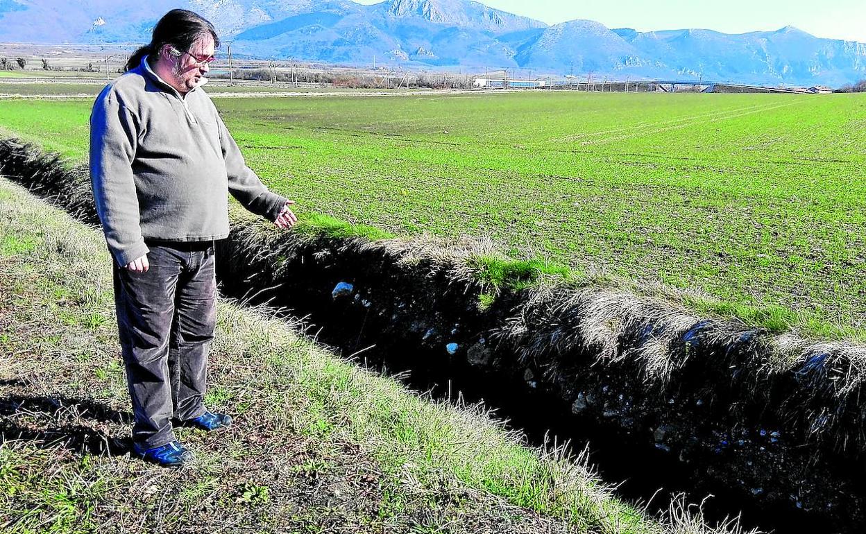 El arqueólogo Rafael Varón muestra los restos de la calzada romana en las inmediaciones de Egino.