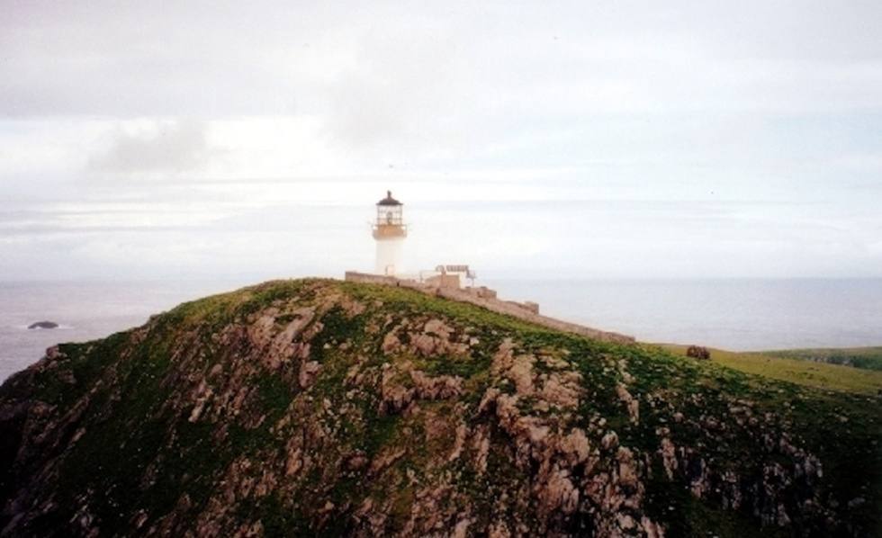 El faro de Eilean Mor (Inglaterra) | Aunque se encuentra en la costa escocesa, pertenece a Reino Unido. La torre está rodeada de misterio, por eso no es recomendable la visita. Construido en 1899, hoy en día es un lugar fantasmal, con una historia cuya verdad sigue sin descubrirse: tres de los cuatro fareros que trabajaban en él, con turnos de seis semanas, desaparecieron en menos de un año