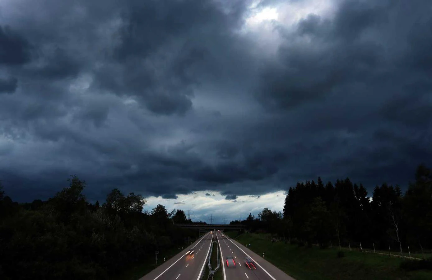 Nubes sobre la autopista A7 en el sur de Alemania