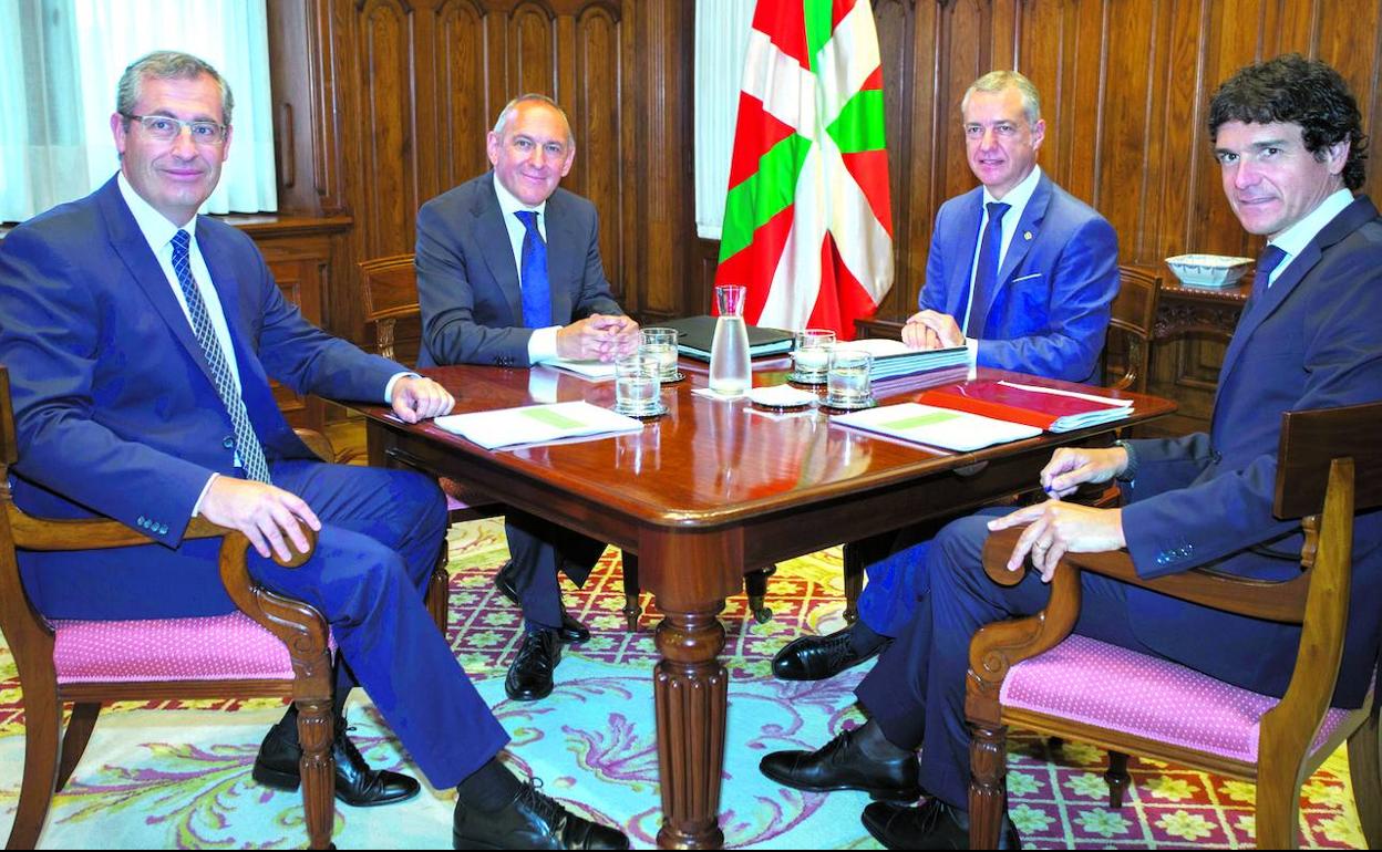 Los tres diputados generales en un encuentro en AJuria Enea con el lehendakari Iñigo Urkullu, el julio pasado. 