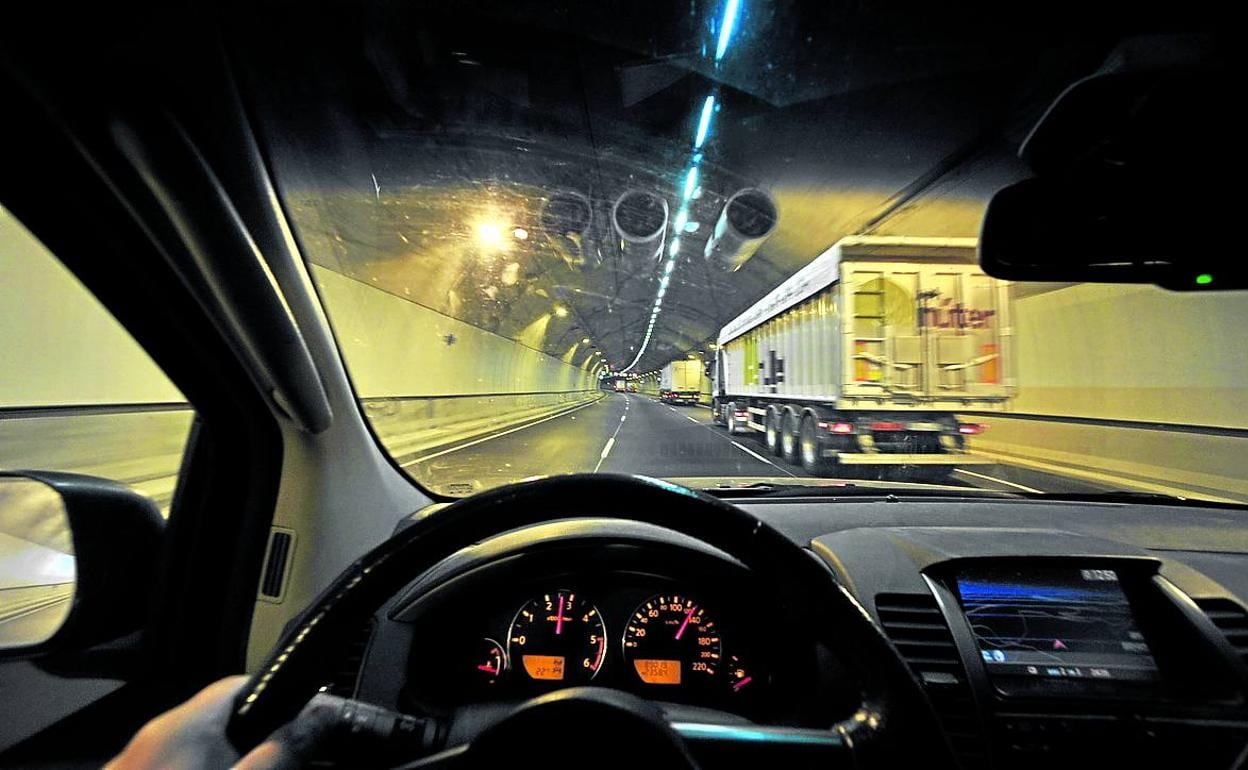 Un conductor circula por uno de los túneles de la Supersur, en una imagen de archivo.