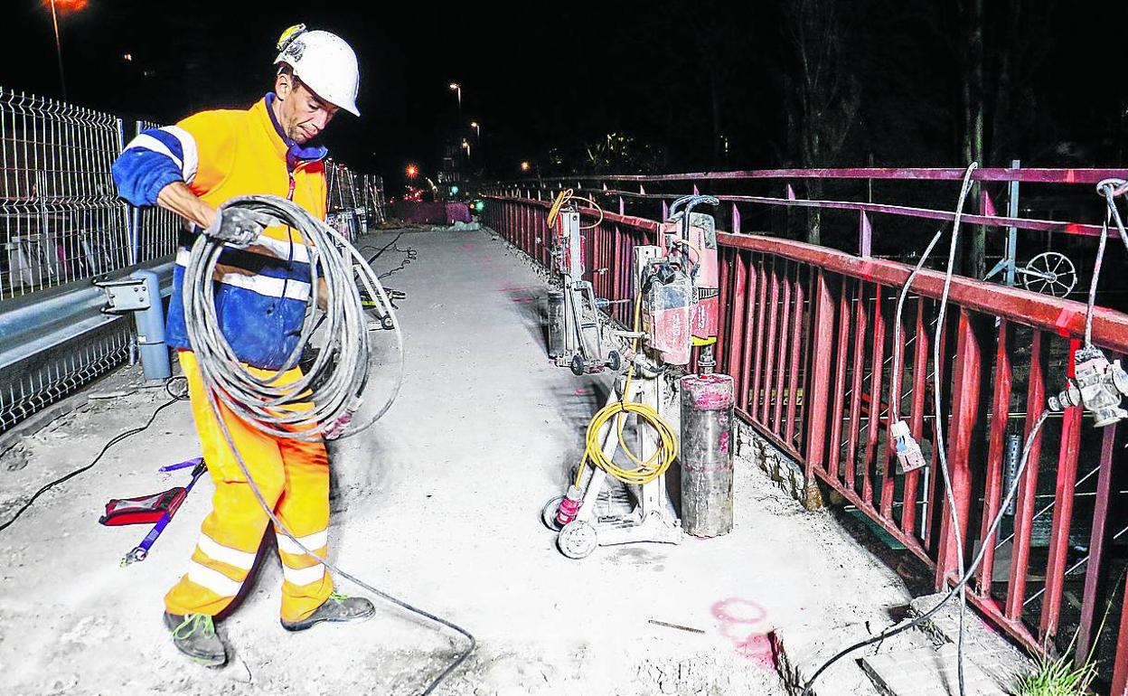 Un operario trabaja de noche en las obras de ampliación del tranvía de Vitoria.