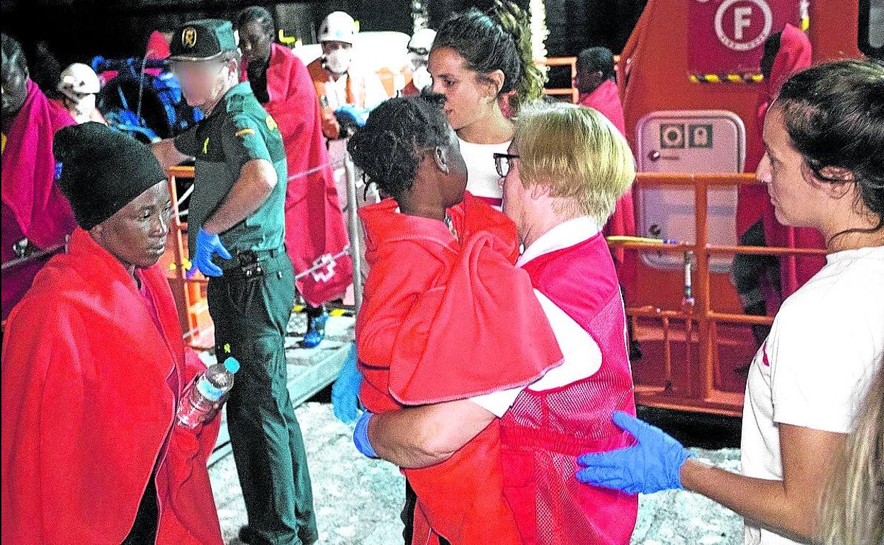 La Cruz Roja atiende a un grupo de migrantes llegados en pateras a la costa andaluza.