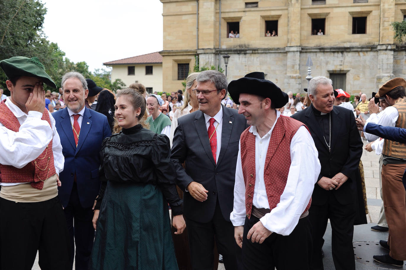 El alcalde asiste a una romería abarrotada y la Misa Mayor tradicional en esta fecha