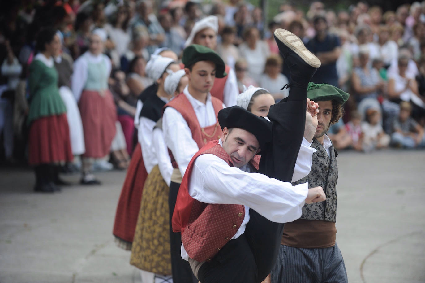 El alcalde asiste a una romería abarrotada y la Misa Mayor tradicional en esta fecha