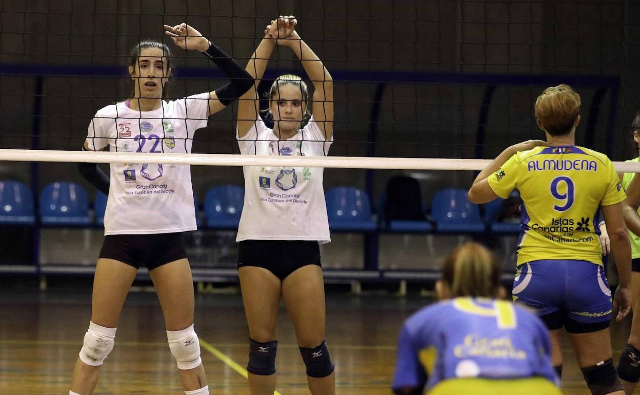 Omy Perdomo, a la izquierda, en su primer partido como mujer federada. 