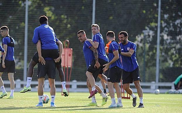 Entrenamiento distendido en Lezama antes de debutar ante el Barcelona en La Liga. 