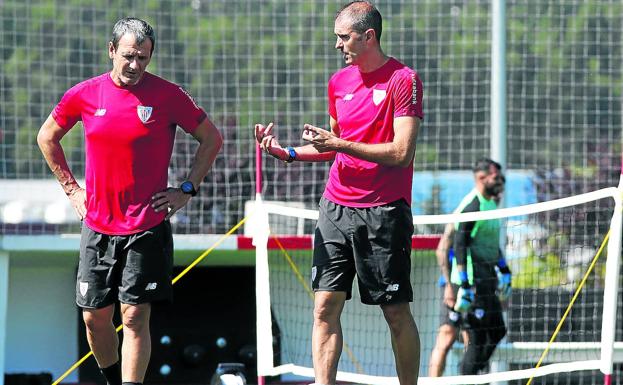 Garitano charla con Ferreira, su segundo, en los primeros minutos del entrenamiento celebrado ayer a puerta cerrada en Lezama.