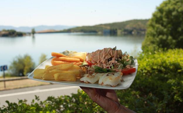 Un plato combinado frente al embalse de Ullíbarri-Gamboa. 