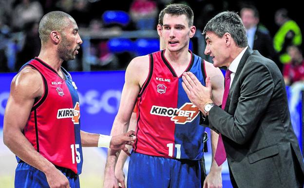 Perasovic da instrucciona a Granger y Janning, lesionados durante gran parte de la pasada campaña.