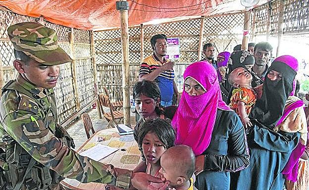 Un soldado controla la entrada de nuevos refugiados al campo.