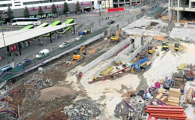 Material de obra depositado en la superficie de la futura Termibus, cuyas obras se desarrollan ahora bajo tierra para acondicionar las dársenas subterráneas.