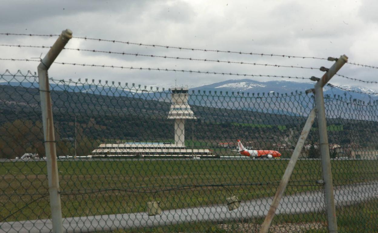 Vista del aeropuerto de Foronda a través de su vallado perimetral. 