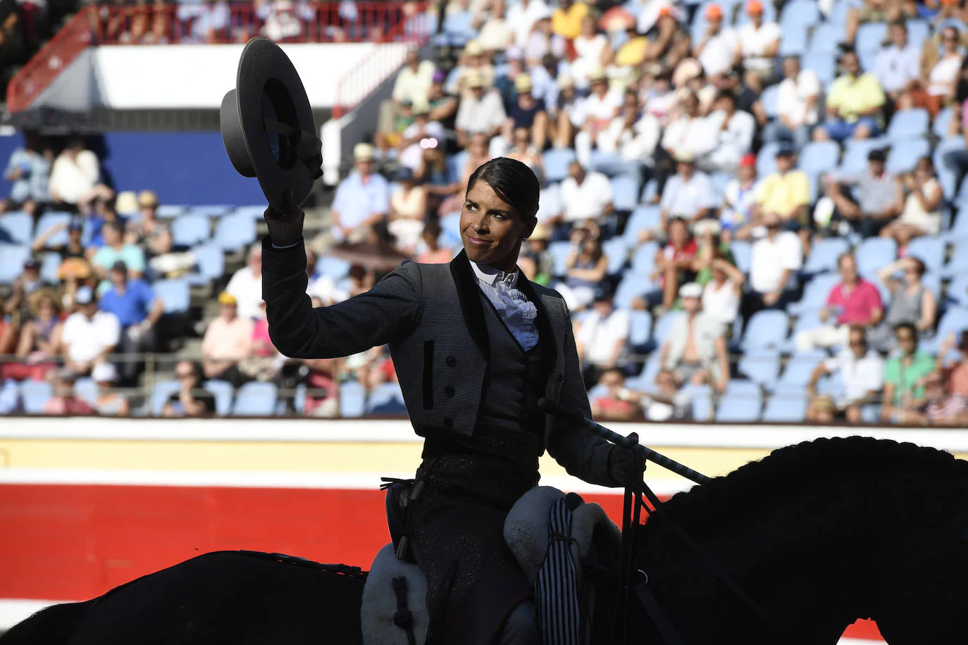 Los rejoneadores Pablo Hermoso de Mendoza, Lea Vicens y Guillermo Hermoso de Mendoza se enfrentan a seis morlacos de la ganadería. 