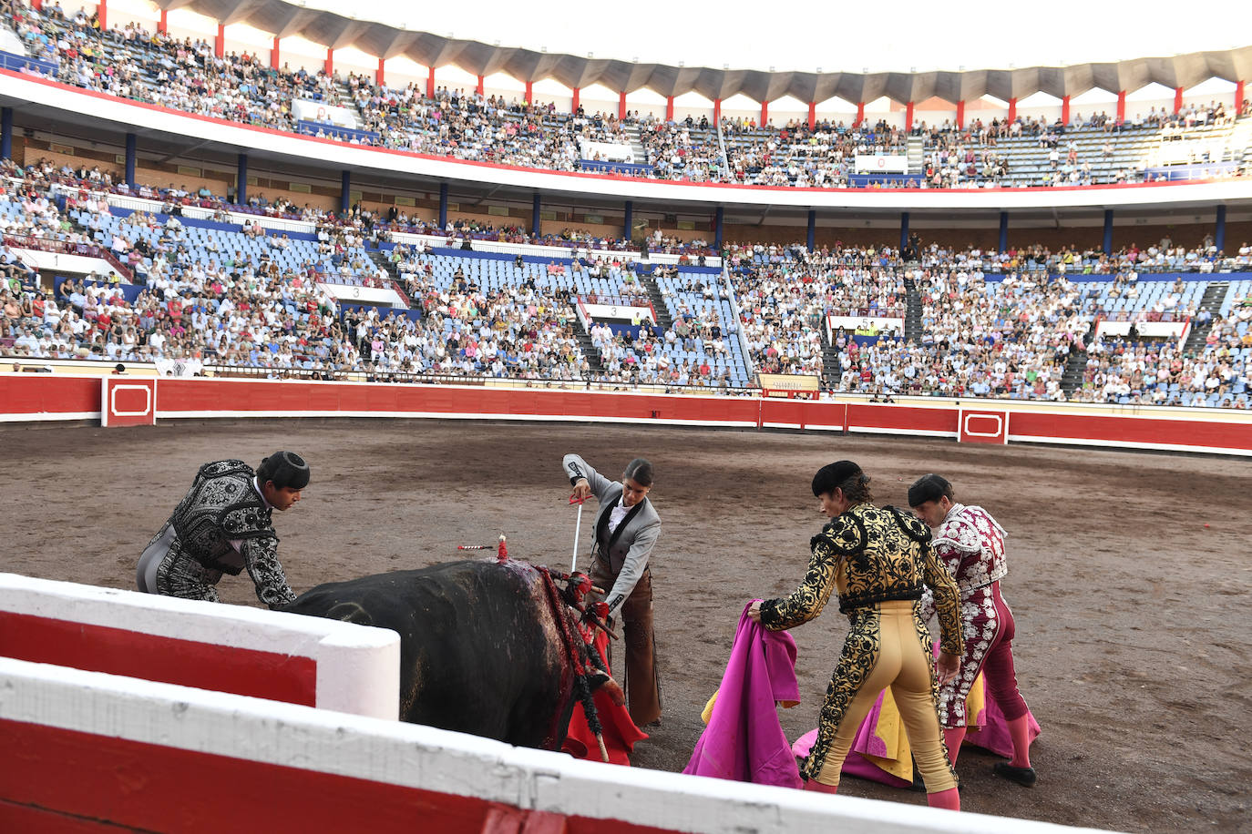 Los rejoneadores Pablo Hermoso de Mendoza, Lea Vicens y Guillermo Hermoso de Mendoza se enfrentan a seis morlacos de la ganadería. 