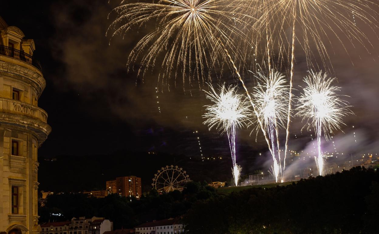 Lanzamiento de un castillo pirotécnico en las fiestas del año pasado. 