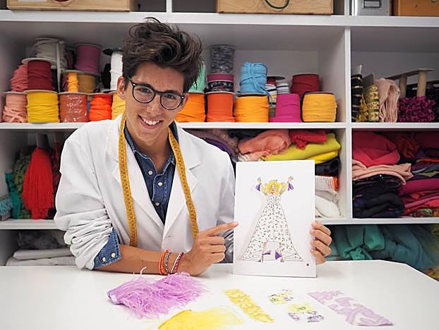 Eder Aurre muestra sonriente su boceto de Marijaia.