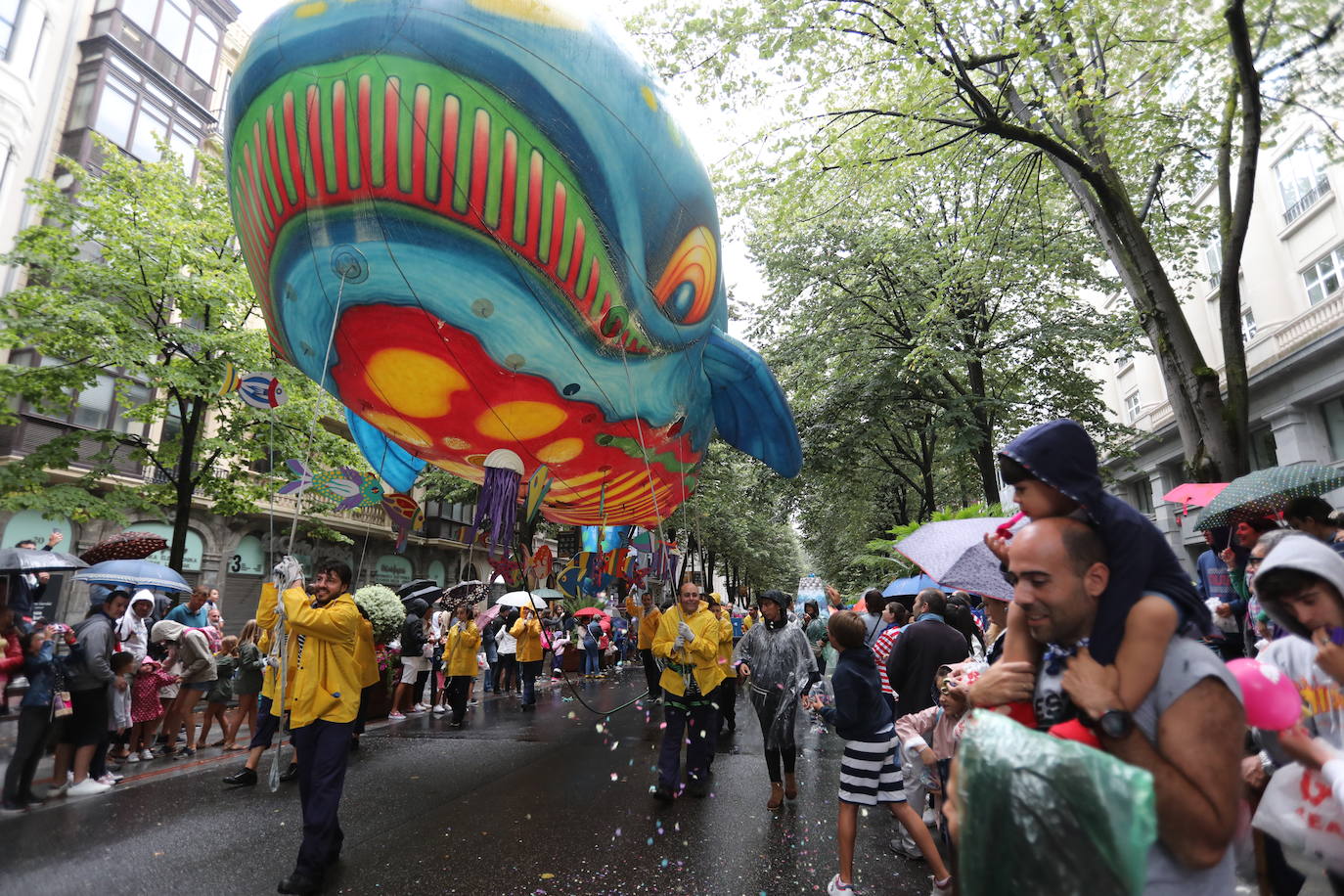 Miles de personas han desafiado al mal tiempo para acompañarla desde la plaza Circular al Sagrado Corazón. 