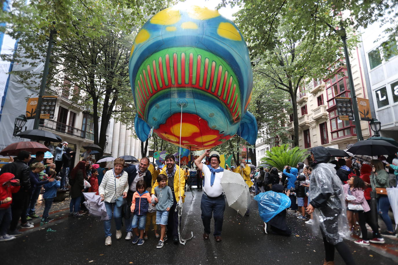 Miles de personas han desafiado al mal tiempo para acompañarla desde la plaza Circular al Sagrado Corazón. 