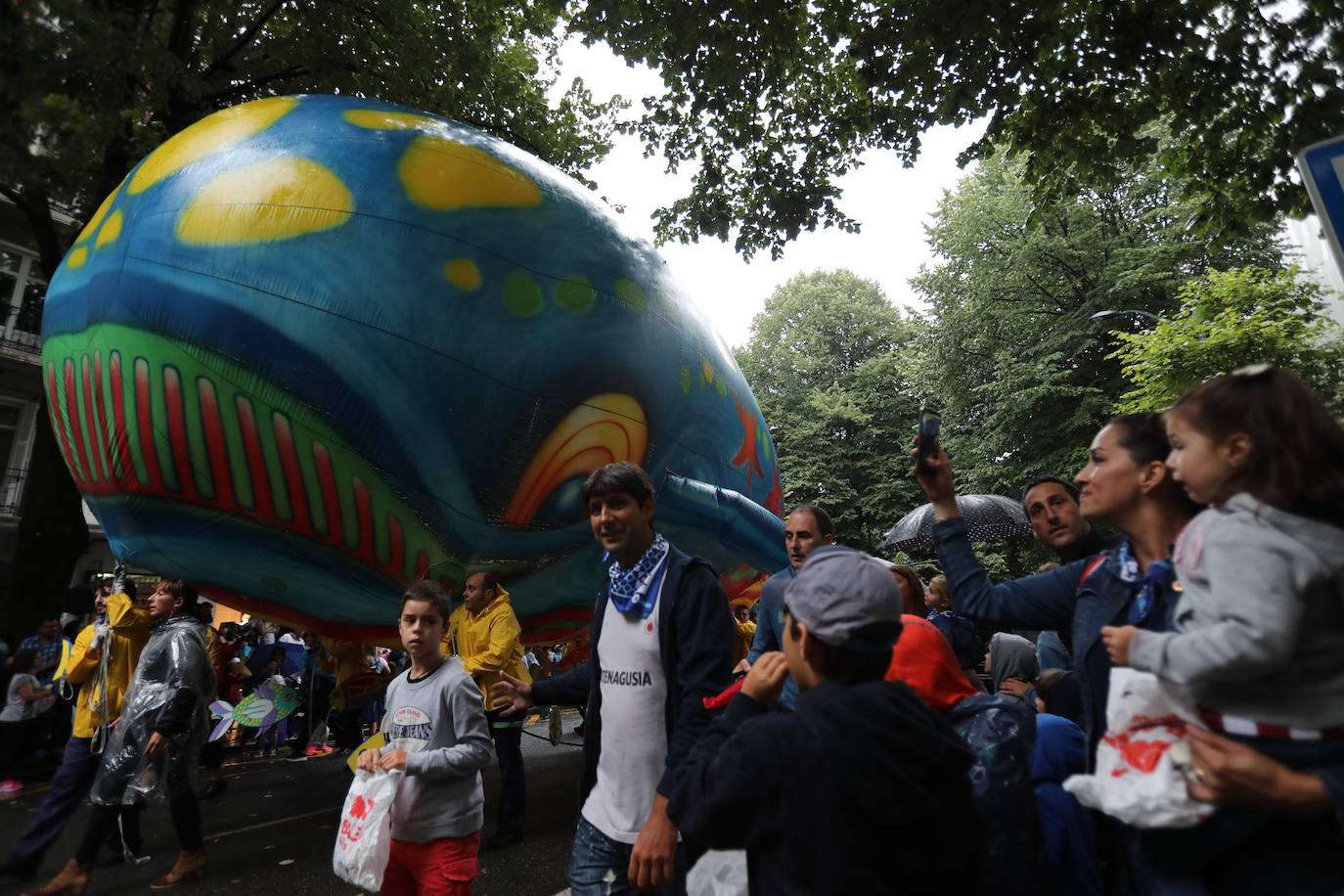 Miles de personas han desafiado al mal tiempo para acompañarla desde la plaza Circular al Sagrado Corazón. 