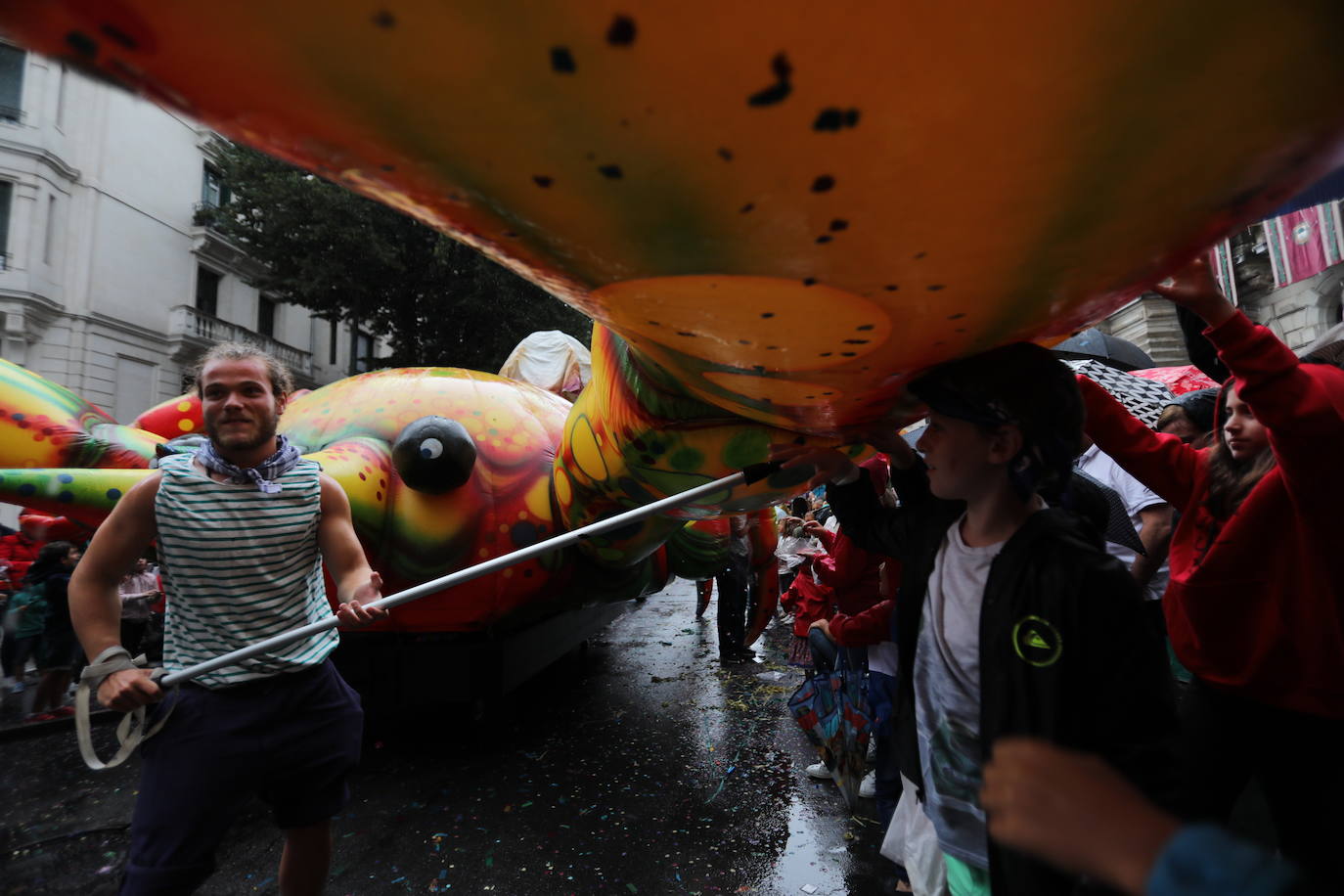 Miles de personas han desafiado al mal tiempo para acompañarla desde la plaza Circular al Sagrado Corazón. 