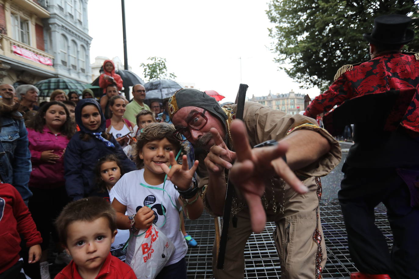 Miles de personas han desafiado al mal tiempo para acompañarla desde la plaza Circular al Sagrado Corazón. 