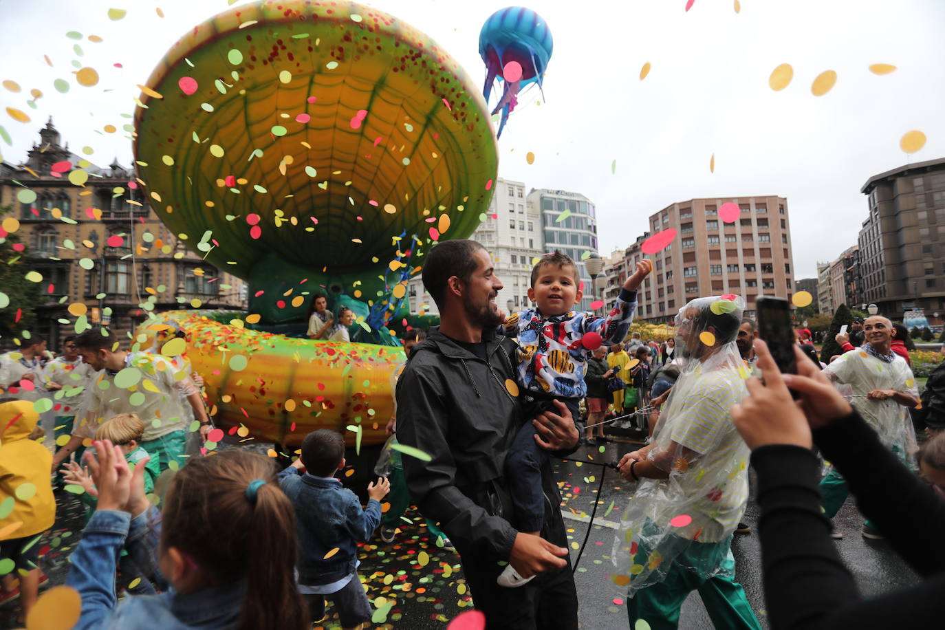 Miles de personas han desafiado al mal tiempo para acompañarla desde la plaza Circular al Sagrado Corazón. 
