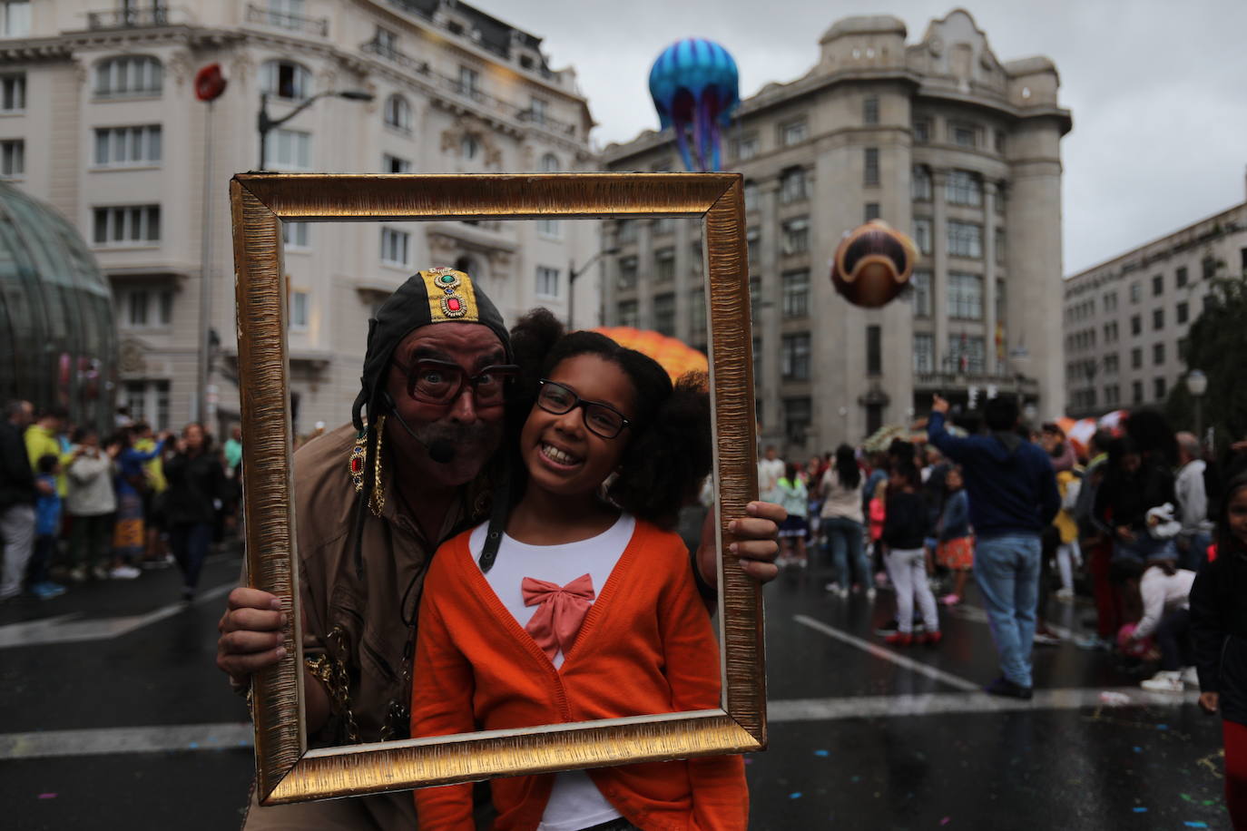 Miles de personas han desafiado al mal tiempo para acompañarla desde la plaza Circular al Sagrado Corazón. 