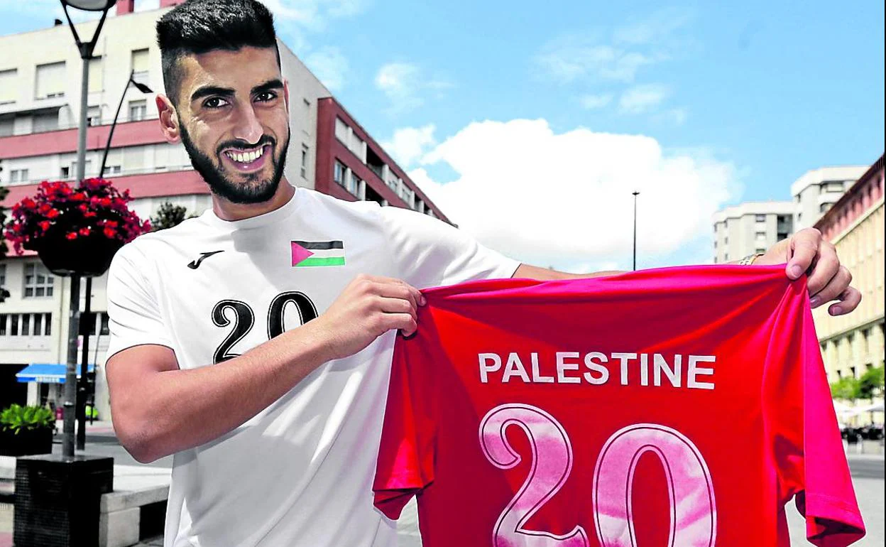 Yaser Hamed posa en Leioa con dos camisetas palestinas.