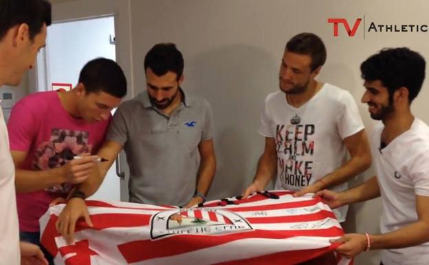 Aduriz, De Marcos, Balenziaga y Gurpegui, junto al hincha saudí. 