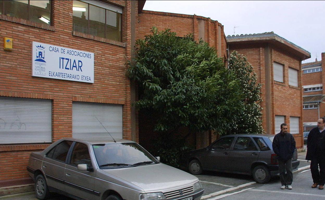 Vista exterior de la casa de asociaciones Itziar. 