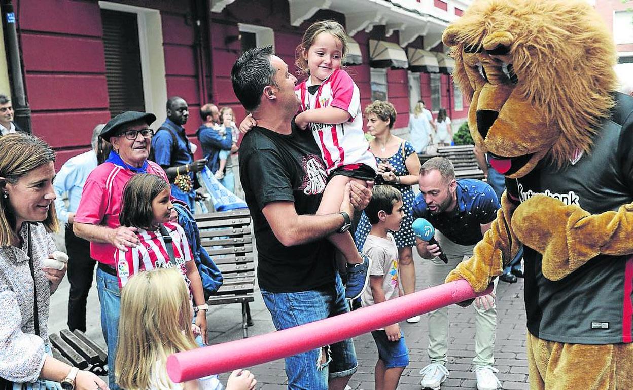 Los leones persiguieron a los 'peques' a lo largo y ancho de Particular de Indautxu. 