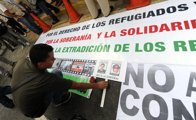 Seguidores de Arturo Cubillas se manifestaron en 2010 en el centro de Caracas contra la supuestas torturas sufridas por Unai Romano, presunto etarra.