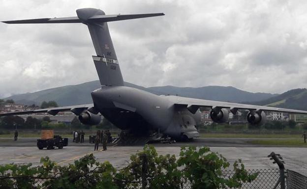 El helicóptero en el que Trump viajará a la cumbre del G7 llega al aeropuerto de Hondarribia