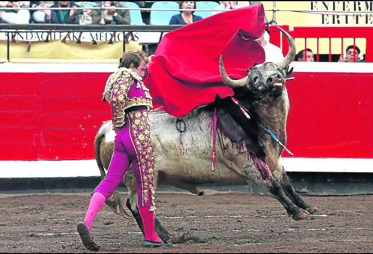 Álvaro Lorenzo –en la imagen con el tercero de la tarde– no tuvo suerte con ninguno de los de su lote. 