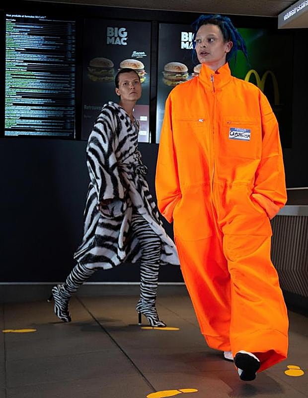 Un modelo luce prendas de la colección primavera/verano 2020 durante la Semana de la Moda de París.