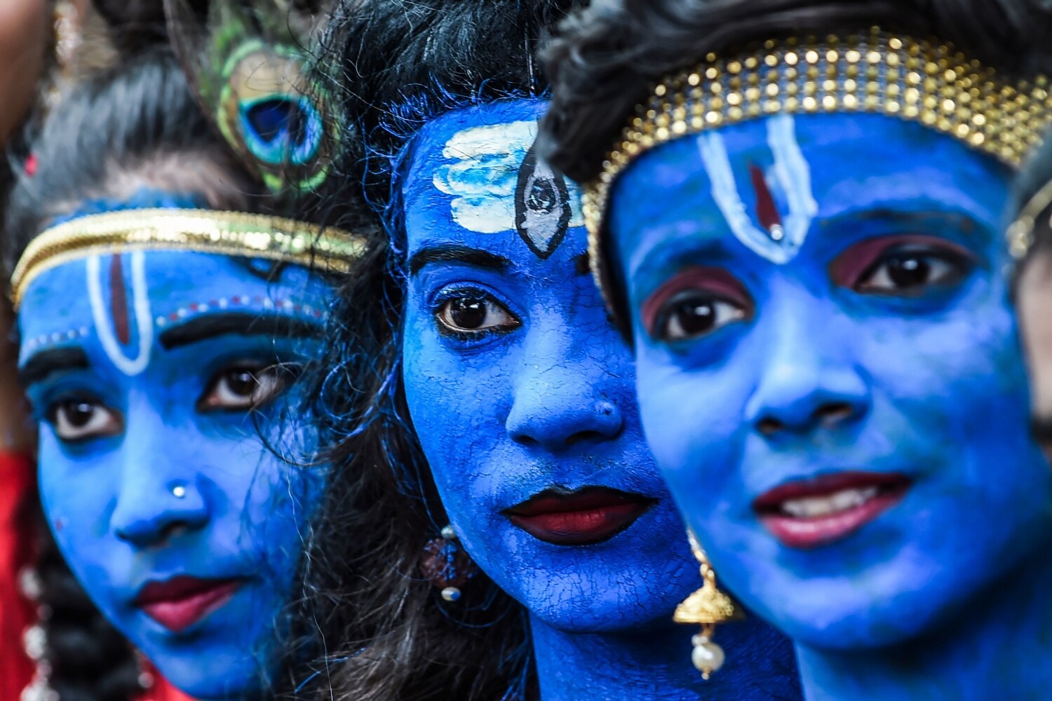Estudiantes disfrazadas de losdioses hindúes Krishna y Shiva participan en un evento cultural en su escuela en Mumbai.
