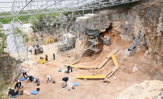 Un grupo de arqueólogos se afana en los trabajos de excavación.
