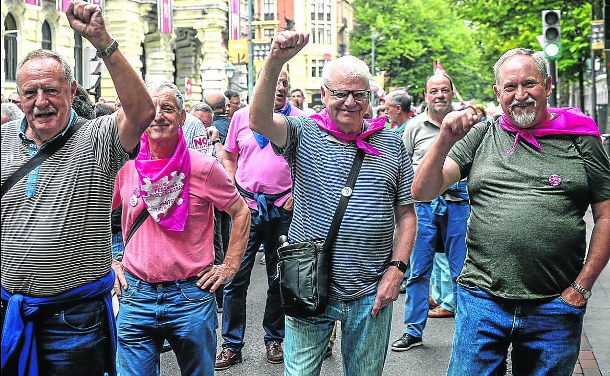 Iñaki Martín (centro) se manifestó el lunes en Bilbao con otros pensionistas vascos.