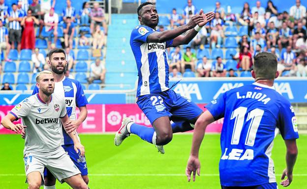 Wakaso se eleva con potencia ante la mirada de Duarte y Mayoral en el estreno del Alavés ante el Levante.