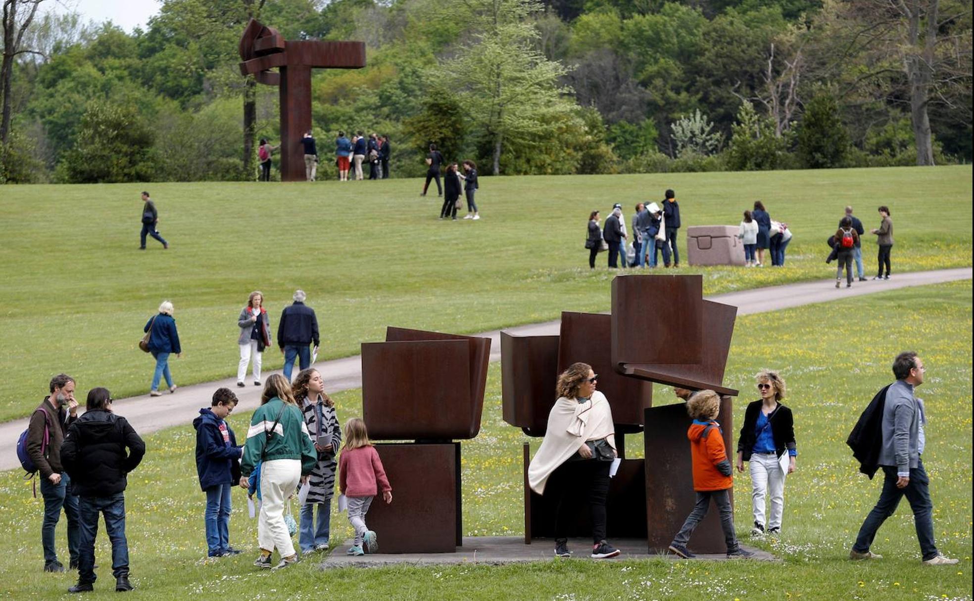 Los visitantes recorren el bien cuidado parque en el que Chillida distribuyó sus esculturas. 