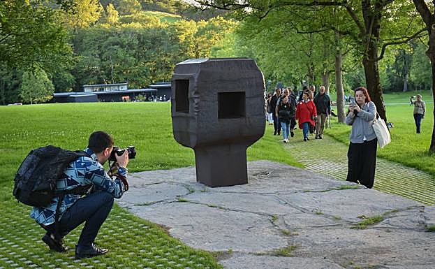Las obras no solo se pueden inmortalizar con la cámara, es bueno tocarlas, para que se oxiden más rápido