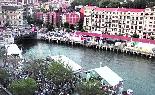 Cientos de personas abarrotan cada noche de la Aste Nagusia las txosnas instaladas en Ripa.