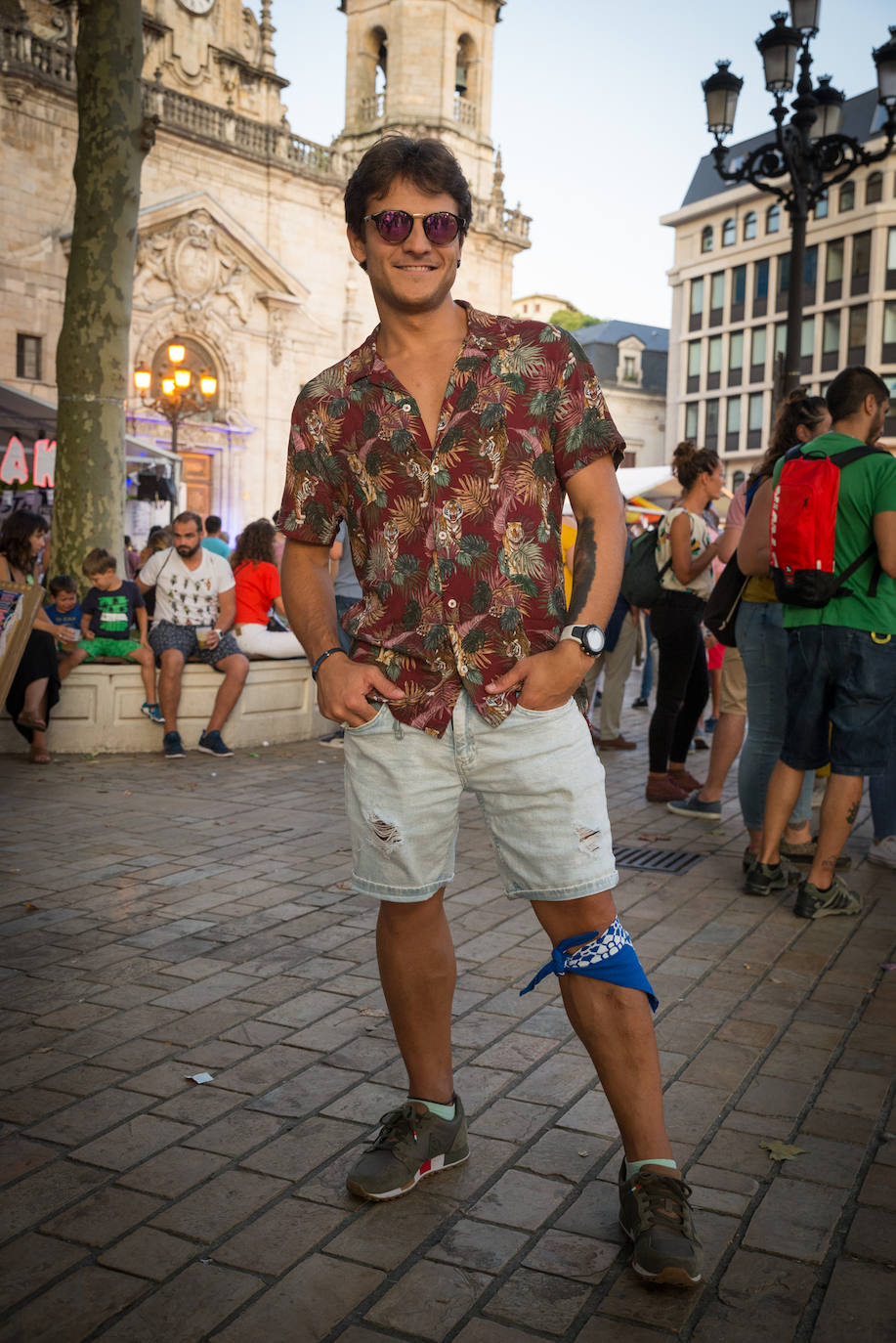 Xabier Varez también se apunta al estilo hawaiano con esta camisa con tigres incluidos de Mango. "Hoy me he vestido un poco alternativo", asegura este técnico de laboratorio de 35 años. El pañuelo de fiestas en la rodilla también le da un toque diferente.