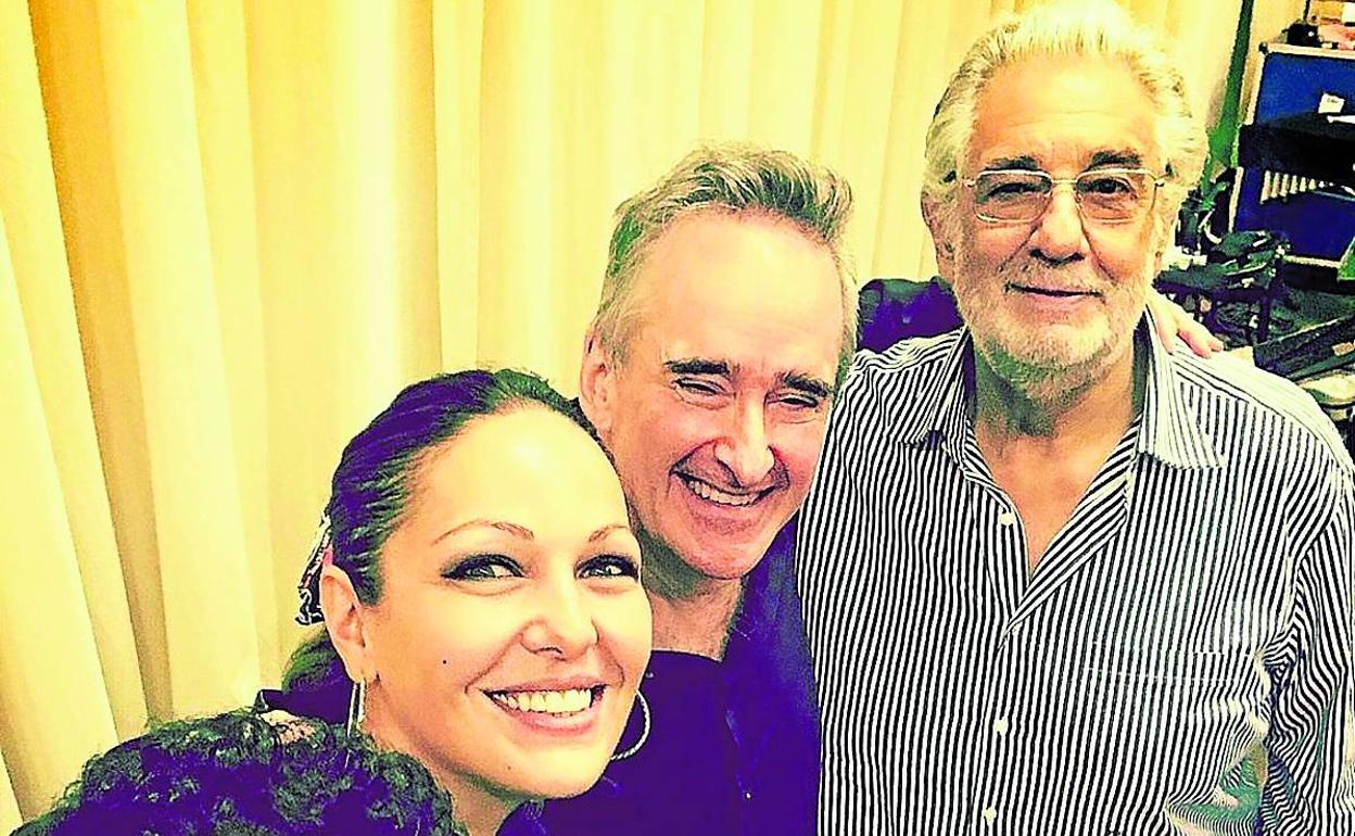 La soprano Nino Machaidze colgó esta foto el martes en las redes sociales. «Me siento feliz, especialmente cuando los colegas son grandes amigos y maravillosas personas», escribe la cantante.