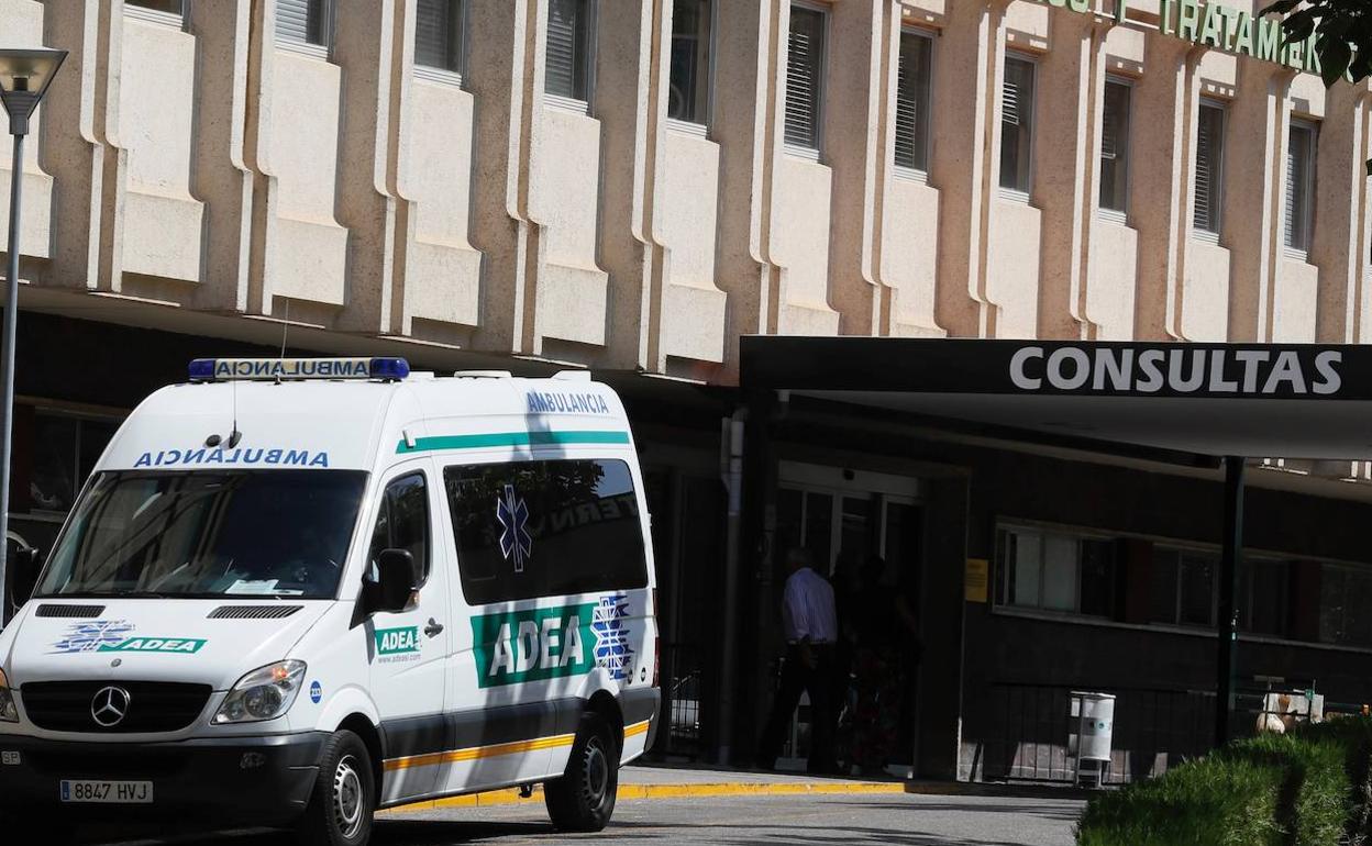 Hospital Virgen del Rocío de Sevilla donde permanecen ingresados tres de los hospitalizados por el brote de listeriosis 