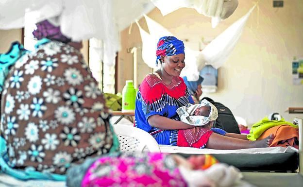 Roselyn con su hija recién nacida, en perfecto estado, en el centro de salud Mrima, en Likoni, al sur de Mombasa.