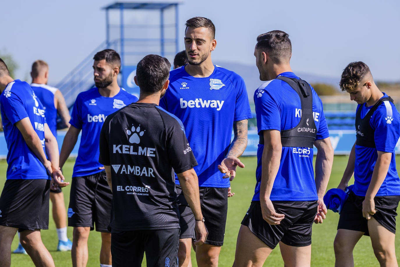 El equipo albiazul ha entrenado este viernes en Ibaia con la ausencia del central chileno, que ha viajado a Mónaco para formalizar su traspaso