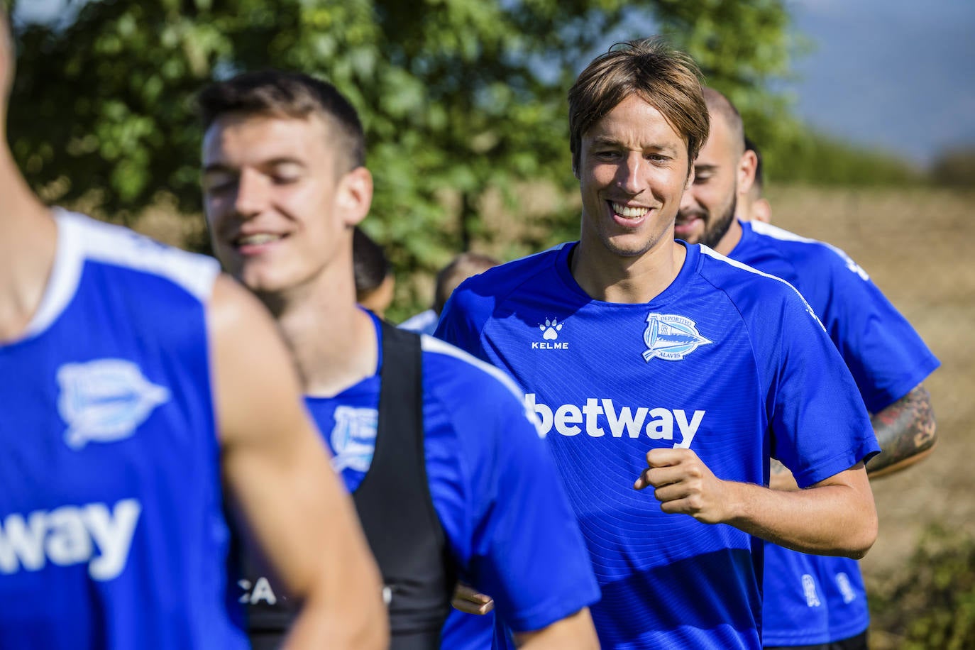 El equipo albiazul ha entrenado este viernes en Ibaia con la ausencia del central chileno, que ha viajado a Mónaco para formalizar su traspaso