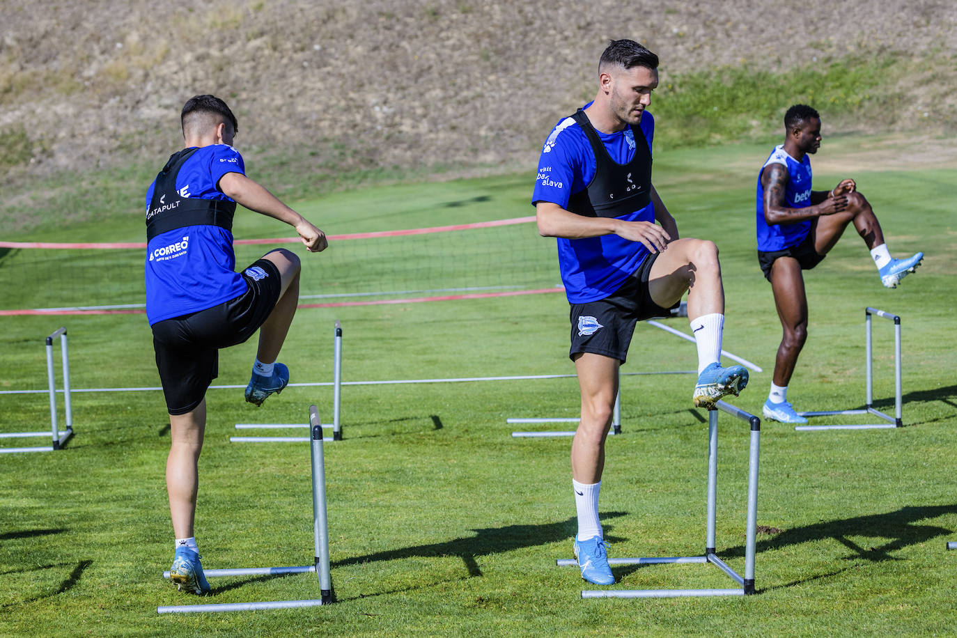 El equipo albiazul ha entrenado este viernes en Ibaia con la ausencia del central chileno, que ha viajado a Mónaco para formalizar su traspaso